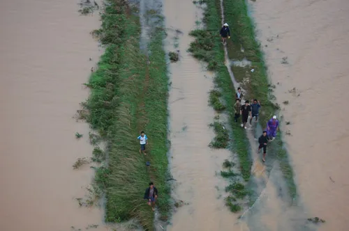 Người dân kéo ra vùng đất cao nhận hàng cứu trợ từ trực thăng