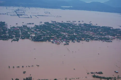 Những chuyến bay cứu đói vùng lũ