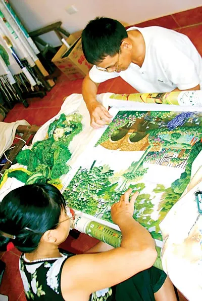 Nghệ nhân xã Thắng Lợi bên khung thêu truyền thống.