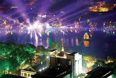 Lung linh sắc màu trên hồ Gươm. Ảnh: HỒNG VĨNH