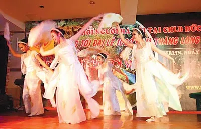 Người Việt xa xứ hướng về đại lễ