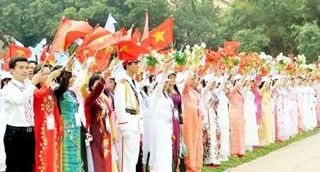 Khối quần chúng tại lễ mít tinh, kỷ niệm đại lễ.