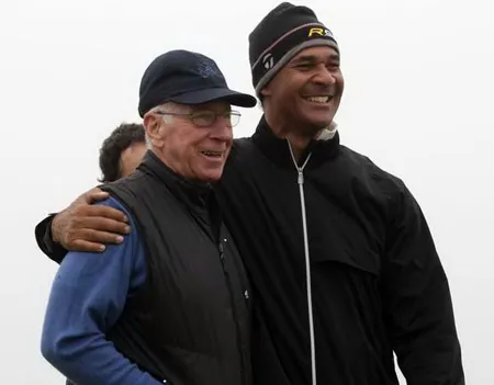 Gullit (phải) và Sir Charlton trên sân golf.