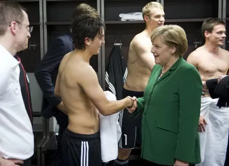 Bà Merkel bắt tay chúc mừng các tuyển thủ Đức.