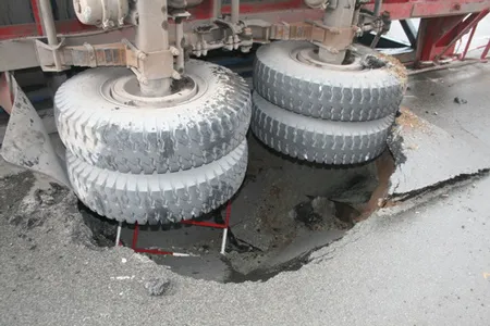 Hố sâu xuất hiện trên mặt đường gây tai nạn cho xe Container. Ảnh: Văn Vũ