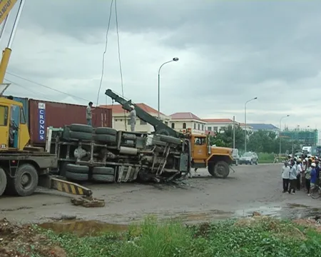 TPHCM: Một ngày lật hai xe container