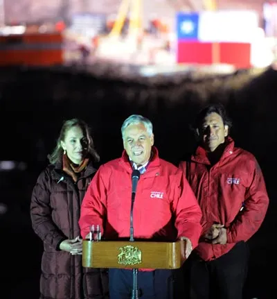 Tổng thống Chile Sebastian Pinera (giữa) phát biểu sau khi người thợ mỏ Florencio Avalos được đưa lên khỏi mặt đất