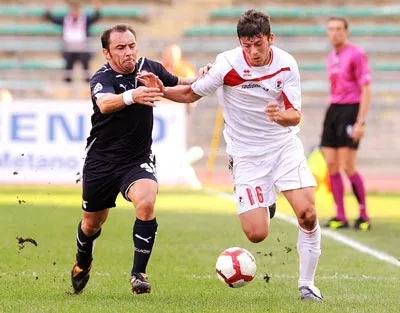 Tiền vệ Lazio Cristian Brocchi (trái) ngăn cản pha đi bóng của hậu vệ Bari Massimo Donati