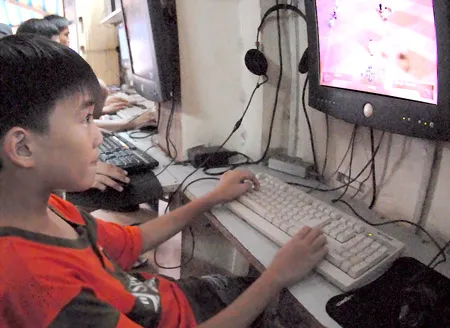 Chơi game online tại một tiệm internet ở quận 4. Ảnh: CAO THĂNG