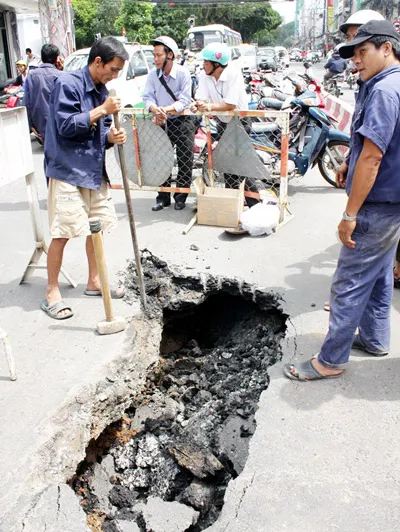 TPHCM: Thêm hố sâu xuất hiện trên đường