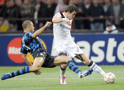 Tiền vệ Gareth Bale (áo trắng) tỏa sáng với cú hattrick vào lưới Inter Milan.
