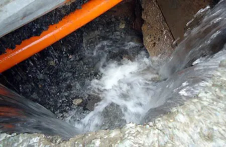 “Hố tử thần” ở ngã tư Hoàng Văn Thụ - Lê Bình xuất hiện do bể đường ống cấp nước. Ảnh: T.L.NET