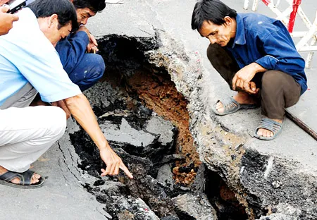 Sụp lún gây tai nạn ở TPHCM: Lỗ hổng trách nhiệm