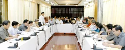 Các đại biểu Quốc hội đang thảo luận tại tổ về tình hình kinh tế - xã hội.