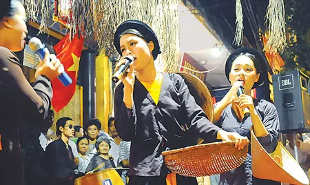 Biểu diễn hát xẩm nhân dịp Đại lễ 1.000 năm Thăng Long - Hà Nội. Ảnh: An Dung