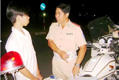 Cảnh sát giao thông xử lý một đối tượng đua xe trái phép tại khu dân cư Trung Sơn, huyện Bình Chánh. Ảnh: Đ. HIỆP