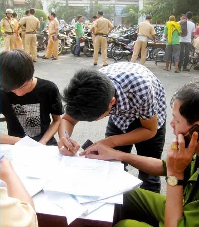 Các đối tượng ký vào biên bản vi phạm.