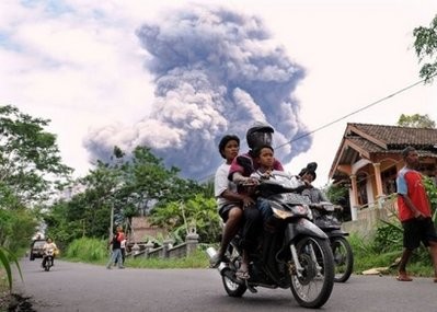 Local residents leave a danger zone as Merapi volcano releases ash clouds in Balerante village, Klaten.