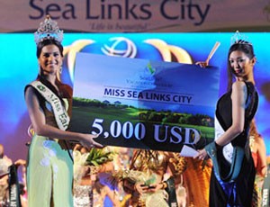 Miss Japan (R), winner of the Miss Earth 2010 National Costume competition.