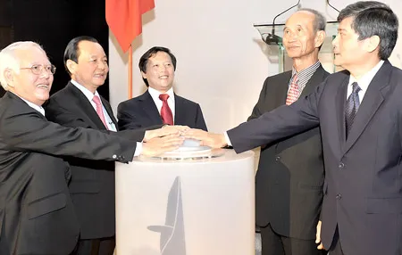 Bí thư Thành ủy TPHCM Lê Thanh Hải cùng các đồng chí lãnh đạo TPHCM, đại diện Bitexco nhấn nút khánh thành Tháp tài chính Bitexco Financial Tower. Ảnh: VIỆT DŨNG