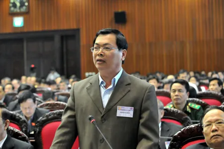 Bộ trưởng Vũ Huy Hoàng giải trình tại Quốc hội ngày 1-11. Ảnh: Minh Điền.