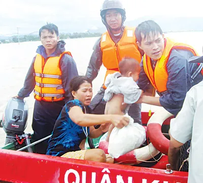 Cứu dân ra khỏi vùng ngập lũ.