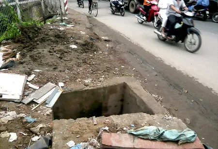Hố ga há miệng!