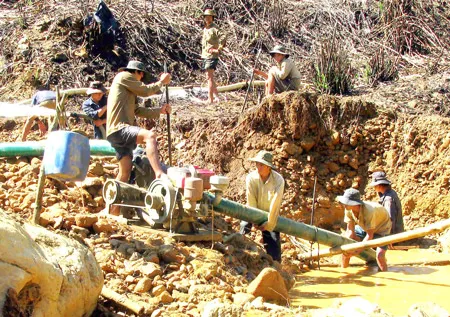 Tình trạng khai thác vàng trái phép trên sông Dak Sa (Quảng Nam) tàn phá môi trường. Ảnh: Nguyên Khôi