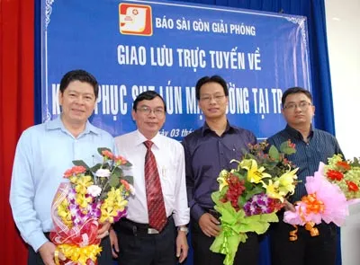 Phó TBT Báo SGGP Lê Tiền Tuyến (thứ hai, từ trái qua) tặng hoa các vị khách mời. Ảnh: Cao Thăng