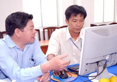 Ông Nguyễn Đình Hưng, Phó Giám đốc Sở Quy hoạch - Kiến trúc ( bìa trái) đang trả lời câu hỏi của bạn đọc. Ảnh: Cao Thăng