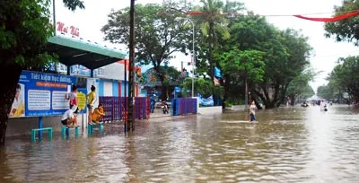 Đến chiều ngày 3-11, đường Duy Tân, thành phố Tuy Hòa vẫn mênh mông nước. Ảnh: An Bang