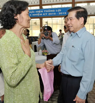 Một người dân trình bày nguyện vọng với Chủ tịch nước Nguyễn Minh Triết tại buổi tiếp xúc cử tri quận 3 của tổ đại biểu Quốc hội. Ảnh: Việt Dũng