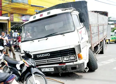 Xe tải sụp hố tại ngã tư Tô Ký - Nguyễn Ảnh Thủ, phường Tân Chánh Hiệp quận 12, TPHCM