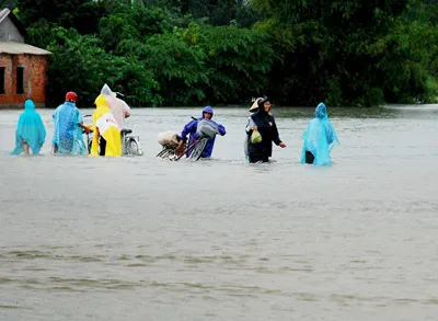 Nước lũ đã rút nhưng nhiều tuyến đường tại huyện Đông Hòa, tỉnh Phú Yên, vẫn bị ngập, việc đi lại của người dân gặp nhiều khó khăn. Ảnh: An Bang