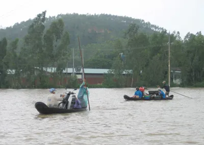 Bị cô lập, người dân các xã Khu Đông (huyện Tuy Phước, tỉnh Bình Định) dùng thuyền nan để đi lại. Ảnh: Hoàng Trọng