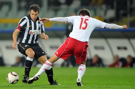 Tiền đạo Del Piero (trái, Juventus) kiểm soát bóng trước Franz Schiemer của Salzburg tại Europa League