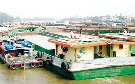 Hơn 100 sà lan kẹt kéo dài từ Bình Dương về TPHCM.