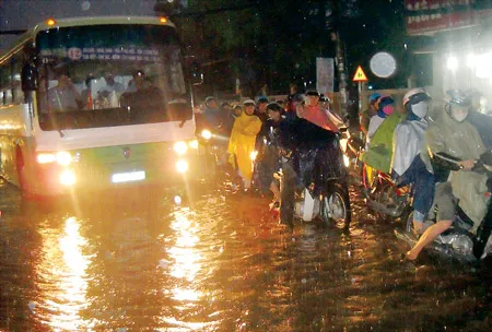 Mưa kết hợp triều cường tại TPHCM: Tắc đường, tắc cả sông