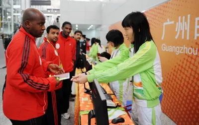 Tình nguyện viên tại MPC tận tình hướng dẫn cho các phóng viên nước ngoài đến tác nghiệp tại đại hội. Ảnh: B.N