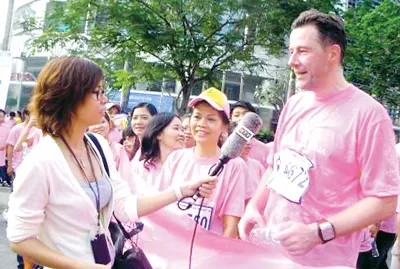 Ông Stefan Heitmann, Tổng Giám đốc Zuellig Pharma Việt Nam phát biểu cảm tưởng sau vòng chạy Fun Run năm 2010