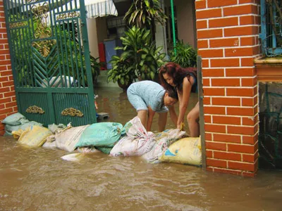 Người dân phải dùng bao cát để ngăn nước vào nhà