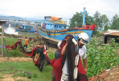 Ngư dân Bình Định thu dọn lưới, ngư cụ để phòng tránh thiệt hại