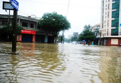 Đường Trần Hưng Đạo (TP Tuy Hòa - Phú Yên) ngập nước (ảnh chụp chiều 8-11)