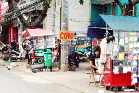 Tái diễn nạn lấn chiếm lề đường