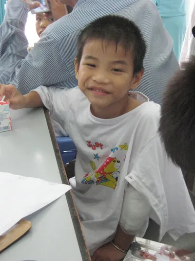 Bé Lê Gia Huy đã bị té và bị gẫy tay trên đường chạy trốn khói nhà mở