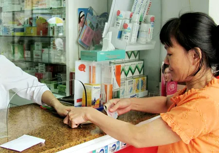 Người nghèo luôn bị ảnh hưởng nhiều nhất khi giá thuốc tăng. Ảnh: Tg.Lâm