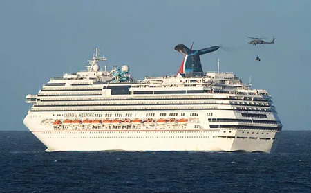 Du thuyền gặp nạn chở 4.500 hành khách đã về đất liền ảnh 2