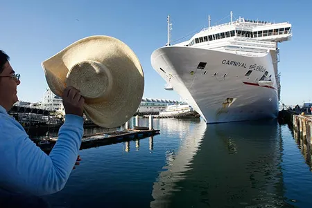 Du thuyền gặp nạn chở 4.500 hành khách đã về đất liền ảnh 4