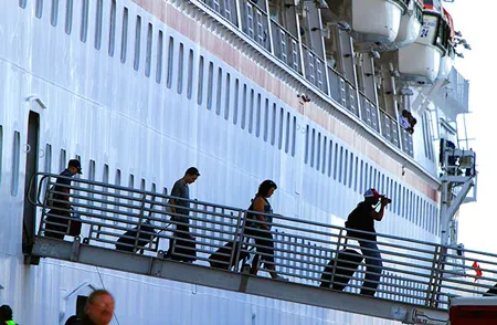 Du thuyền gặp nạn chở 4.500 hành khách đã về đất liền ảnh 6