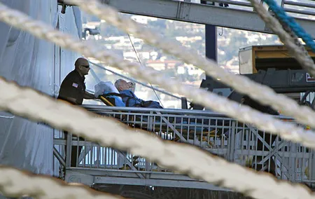 Du thuyền gặp nạn chở 4.500 hành khách đã về đất liền ảnh 7